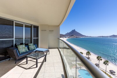 Playa Blanca Condo - 9th Floor Ocean Views! by RedAwning
