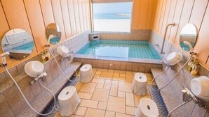 A bathroom with a small pool, multiple sinks, and a window with a beach view. - Ocean Front Hamada-kan (Hitachinaka)