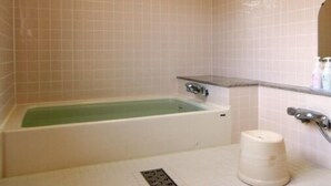 Un baño con bañera, inodoro y lavabo.
