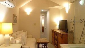 Living area - Porto Maison Rooms (Minamiboso)