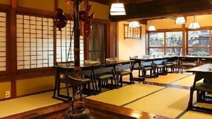 Een traditionele Japanse kamer met tatami vloerbedekking, lage tafels en shoji schermen.