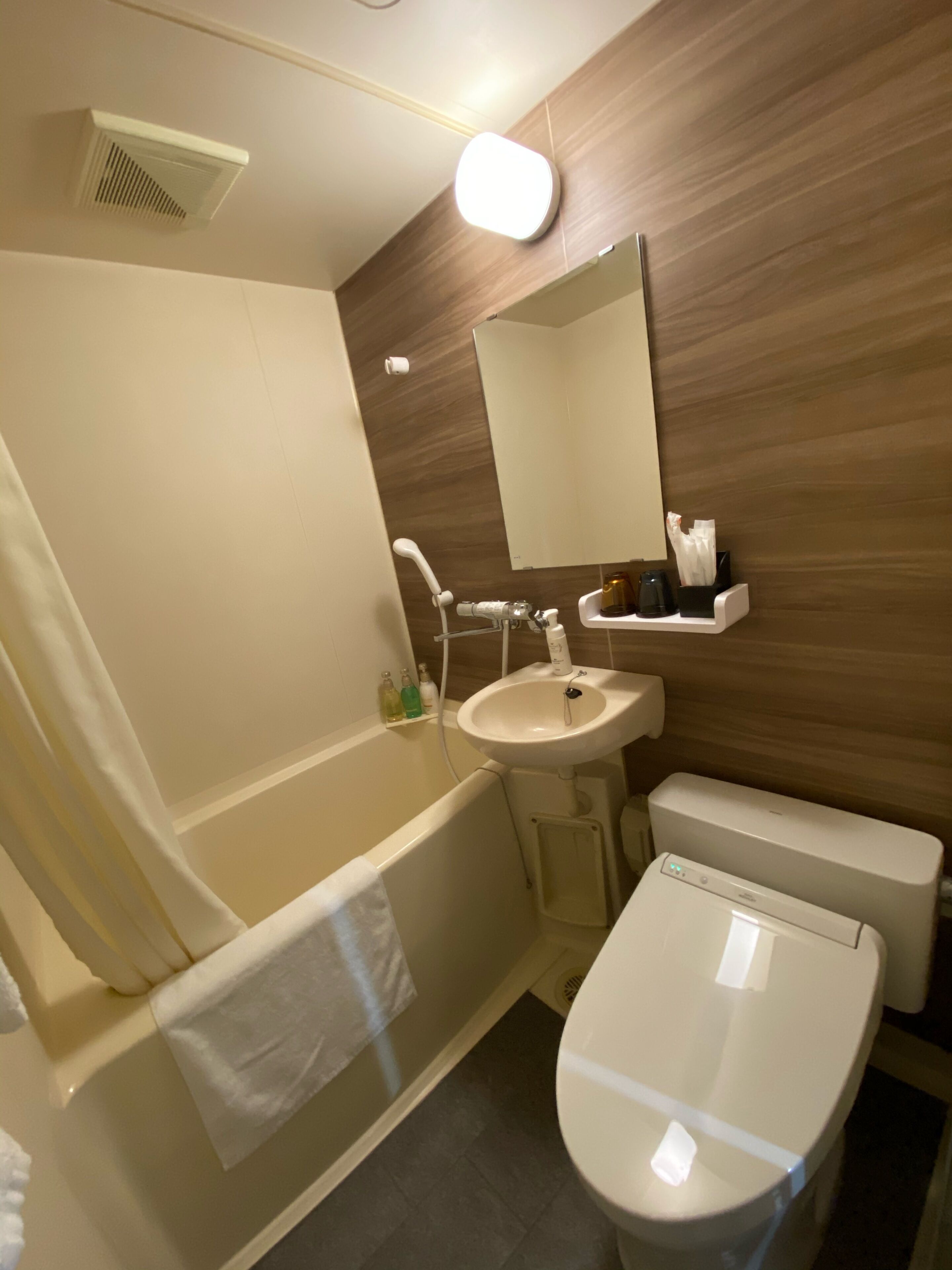 Un baño moderno con bañera, lavamanos e inodoro.