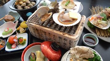 Una comida tradicional japonesa con diferentes platos y un hot pot.