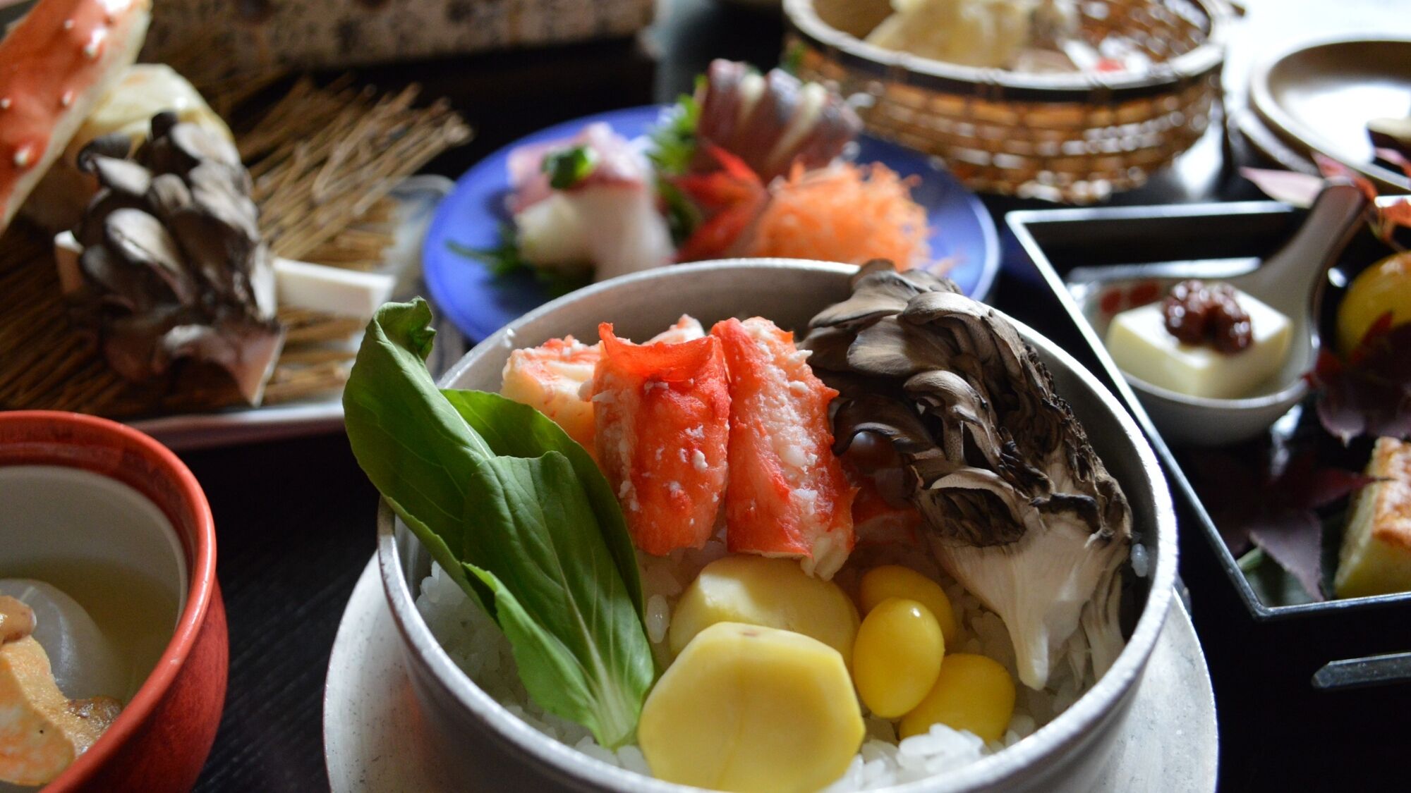 Un plato de comida con varios ingredientes, incluyendo pescado, setas y verduras.