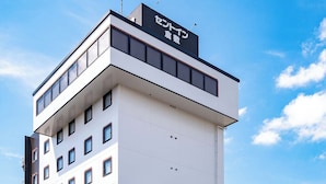Een modern gebouw met een plat dak en een bord met Japanse tekst.