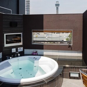 Bañera de hidromasaje al aire libre