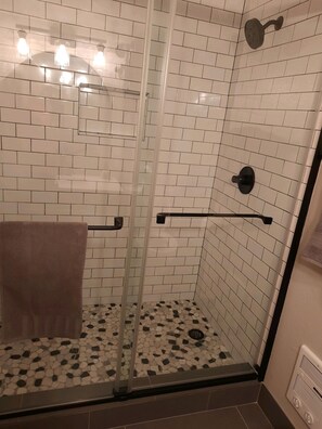 Bañera con ducha, secador de pelo, toallas, jabón
