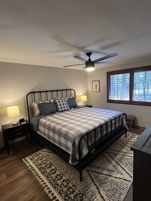 3 habitaciones, tabla de planchar con plancha, wifi y ropa de cama 
