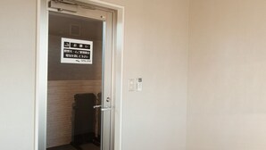A hotel room with a sliding door, a trash bin, and a sign indicating a total stay. - Total Stay Inn Kamisu (Kamisu)