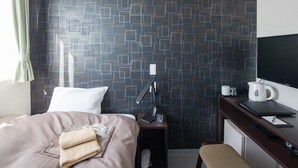 A hotel room with a bed, bedside table, desk, chair, and a TV. - Total Stay Inn Kamisu (Kamisu)