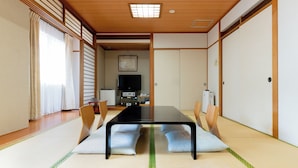 A traditional Japanese-style room with tatami flooring, a low table, and sliding doors. - Hotel Saint Hill Nagasaki (Nagasaki)