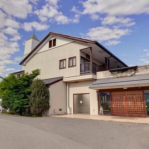 Exterior - Oishii Gakko (Hokuto)