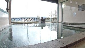 Una piscina interior grande con vistas despejadas a un puente cercano.