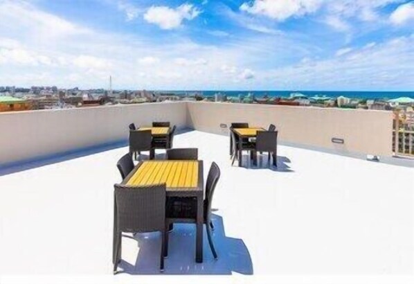 Outdoor dining - Yenn's Marina Inn Mercy (Ginowan)