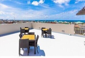 Outdoor dining - Yenn's Marina Inn Mercy (Ginowan)