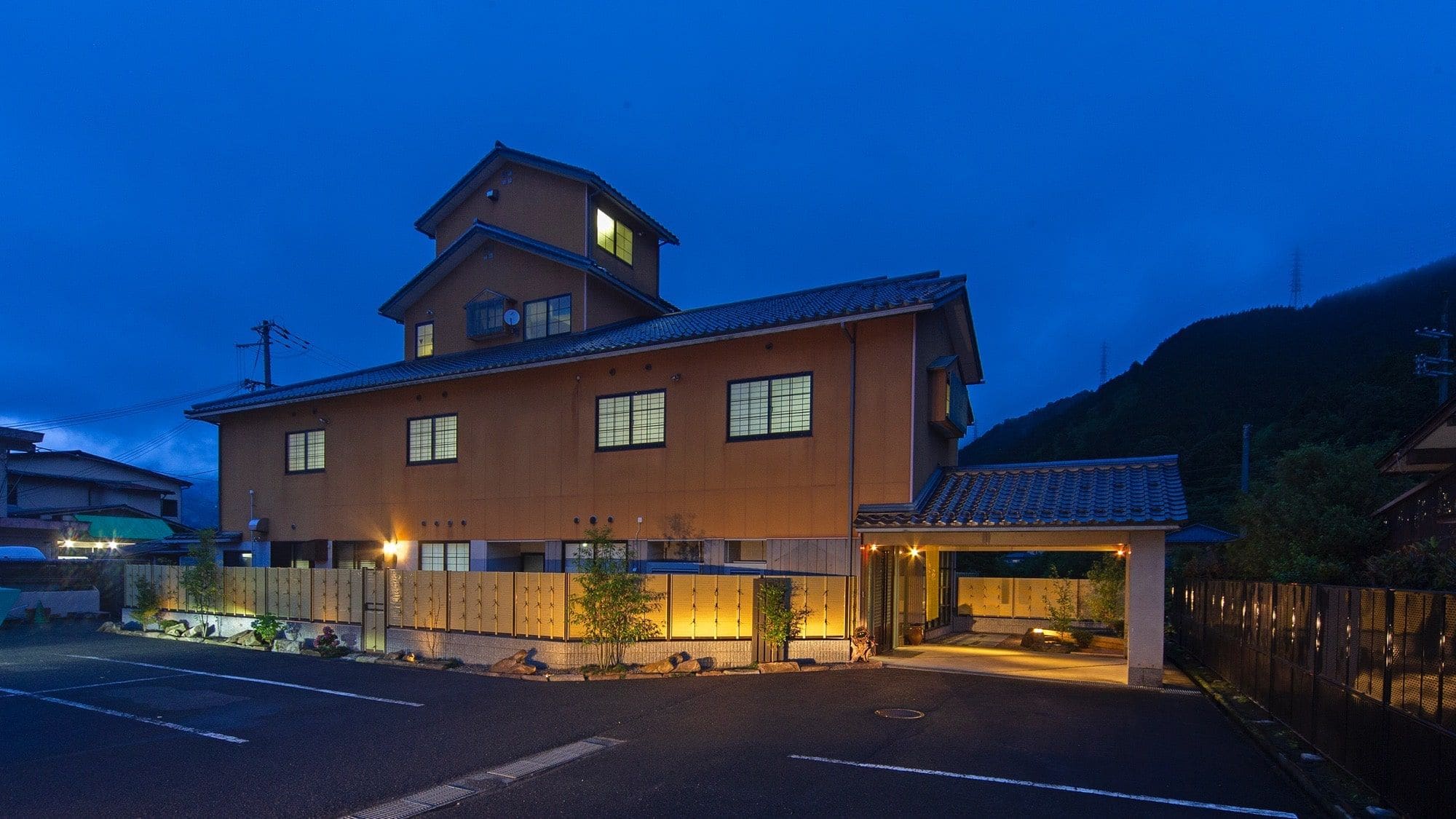 Ein traditionelles japanisches Gebäude mit zahlreichen Fenstern und einem kleinen, turmartigen Aufbau.