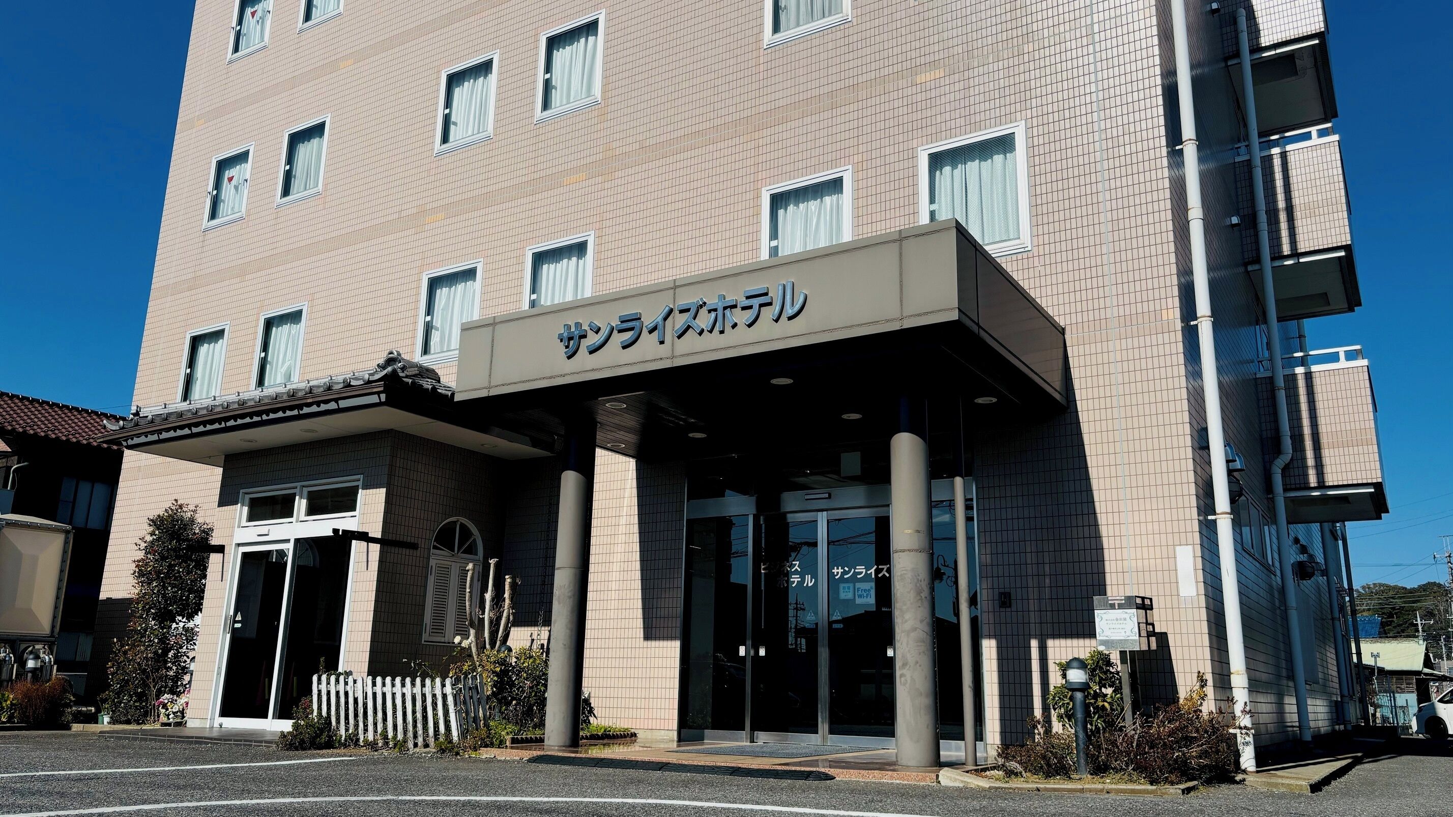L'ingresso di un hotel con un cartello che riporta la scritta "Sanya International Hotel".
