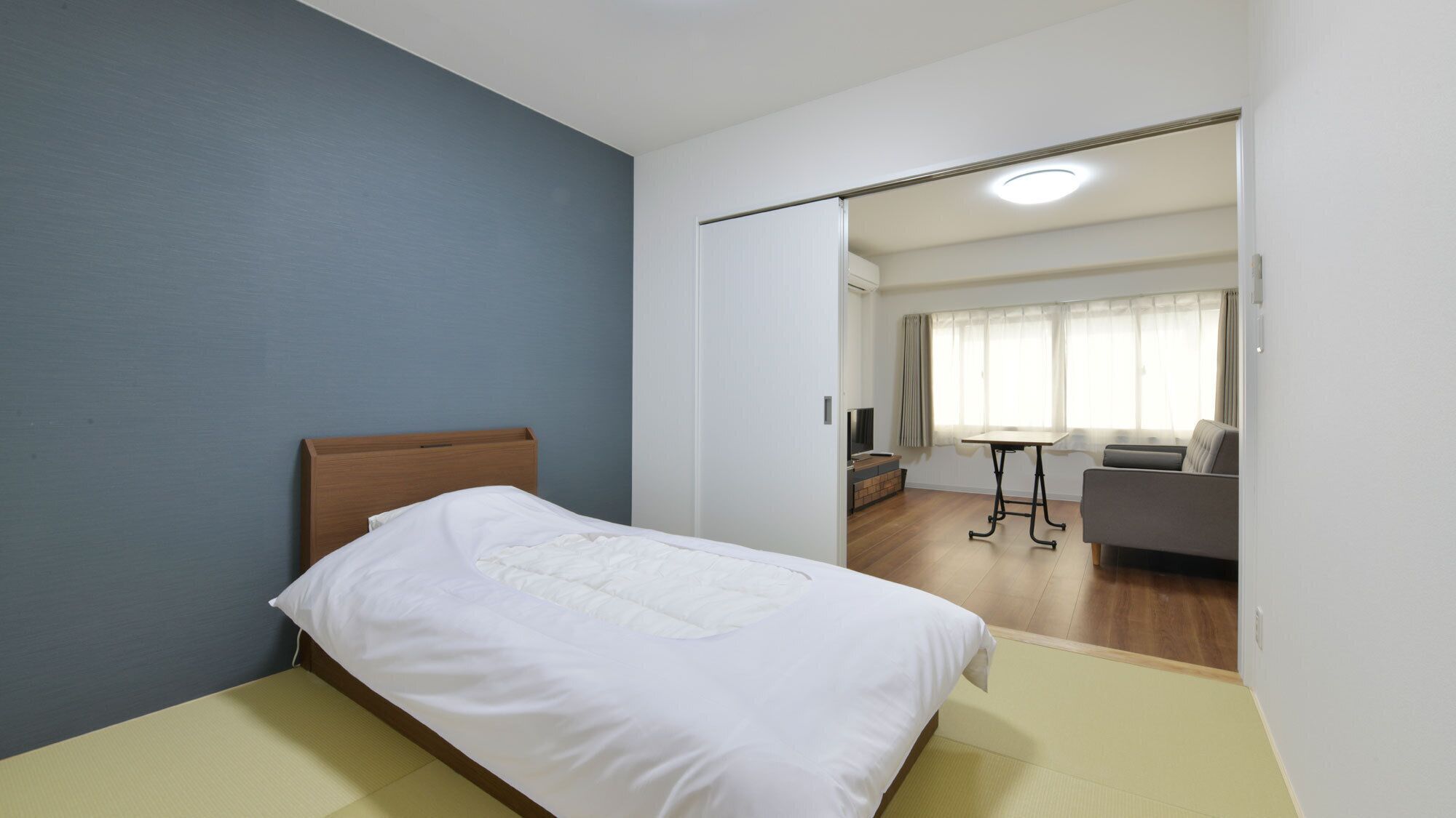 Una habitación de hotel con cama, escritorio y sofá.