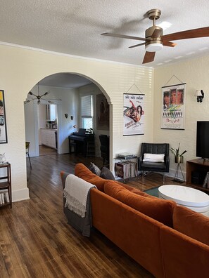 TV, music library - Mid Century Bungalow in Old Town - walk to Downtown Augusta! (Augusta)
