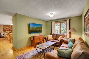 Smart TV, fireplace, Netflix, streaming services