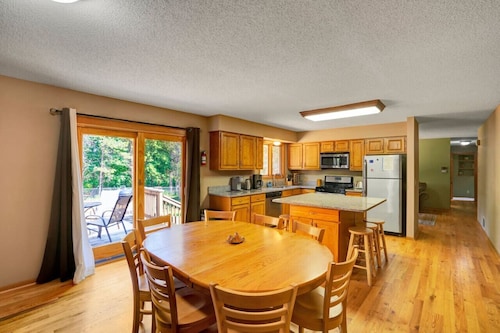 Lake trail access, shops nearby, serene home