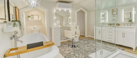 Baignoire, sĂšche-cheveux, serviettes fournies, savon