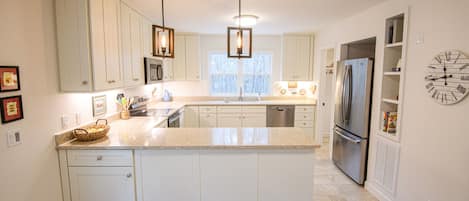 Private kitchen | Fridge, microwave, oven, stovetop