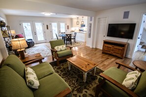 Een smart-tv en boeken