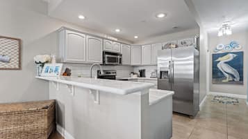 雪櫃、微波爐、焗爐、爐具