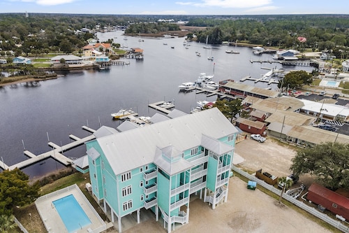 Fish, Scallop & Relax 👉 Waterfront Condo with Boat Slip + Elevator + Pool