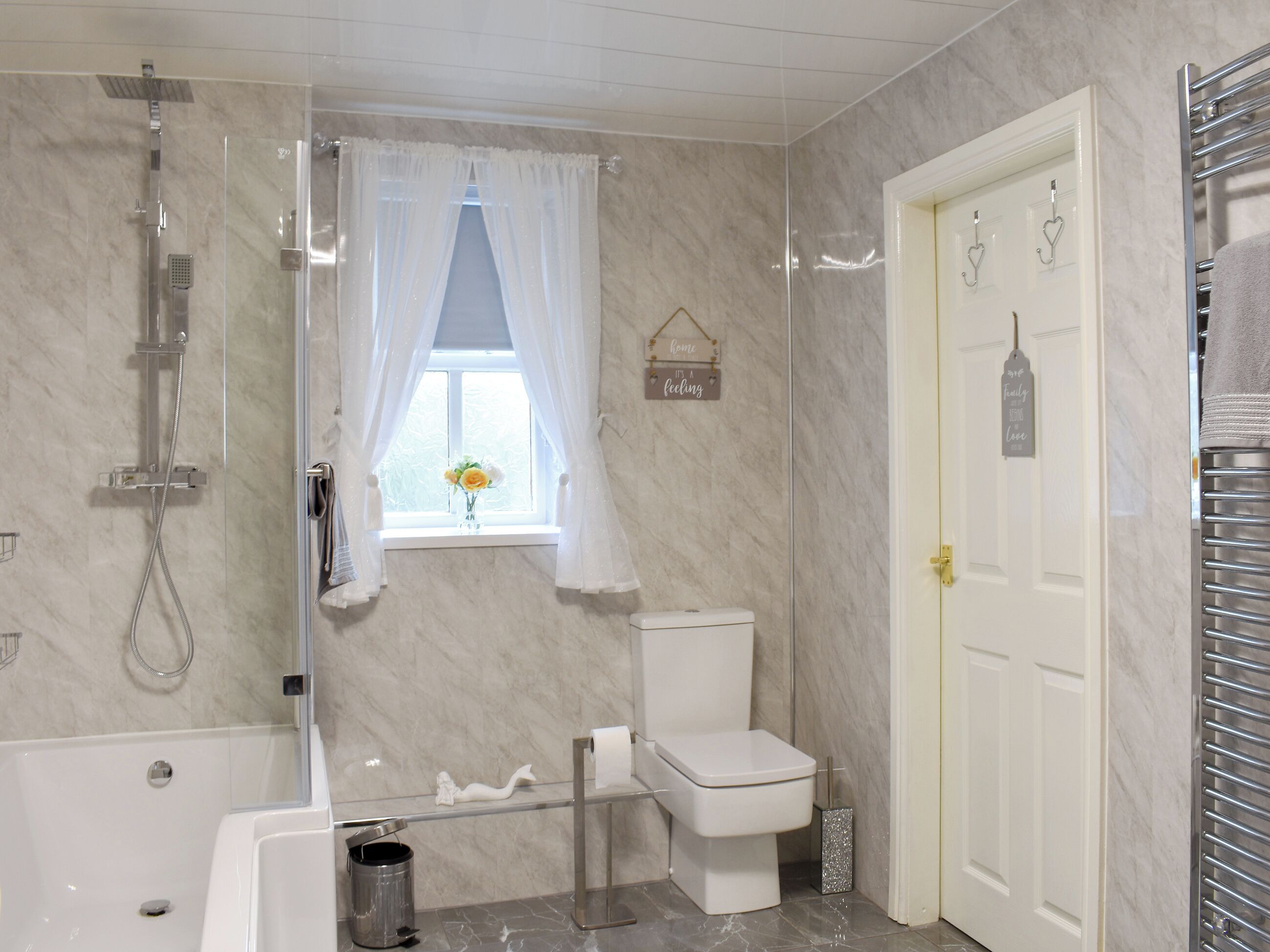 Un baño con ducha, inodoro y bañera.