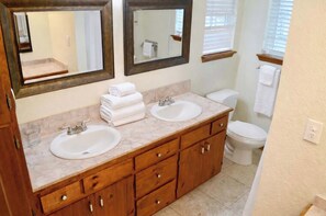 Ducha y bañera combinadas, secador de pelo, toallas y jabón