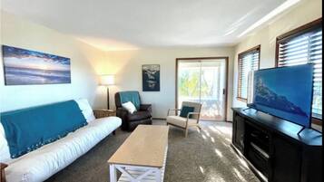 Smart TV, fireplace, ping pong