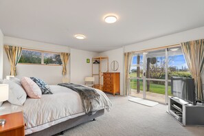 6 bedrooms, iron/ironing board, WiFi