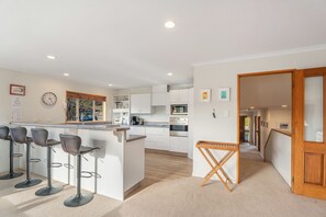Fridge, microwave, dishwasher, coffee/tea maker - Scaife Place Lodge - Wanaka Holiday Home (Wanaka)