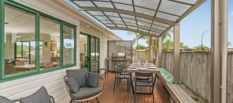 The Sunny Bach - Cooks Beach Holiday Home