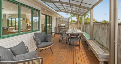 The Sunny Bach - Cooks Beach Holiday Home