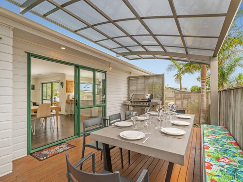 The Sunny Bach - Cooks Beach Holiday Home