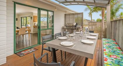 The Sunny Bach - Cooks Beach Holiday Home