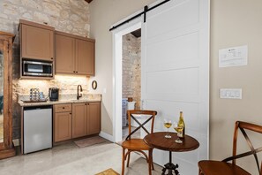 Jääkaappi, mikroaaltouuni, kahvin-/teenkeitin