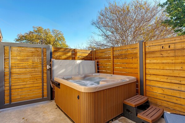 Outdoor spa tub