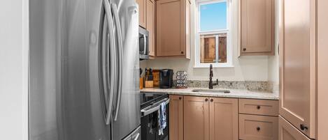Full-sized fridge, microwave, oven, stovetop