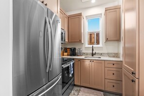 Full-sized fridge, microwave, oven, stovetop