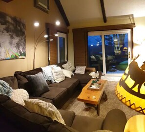 Fernseher, Kamin, DVD-Player