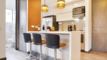 Refrigerador, microondas, horno y parrilla de estufa