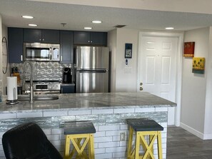 Réfrigérateur, micro-ondes, four, plaque de cuisson