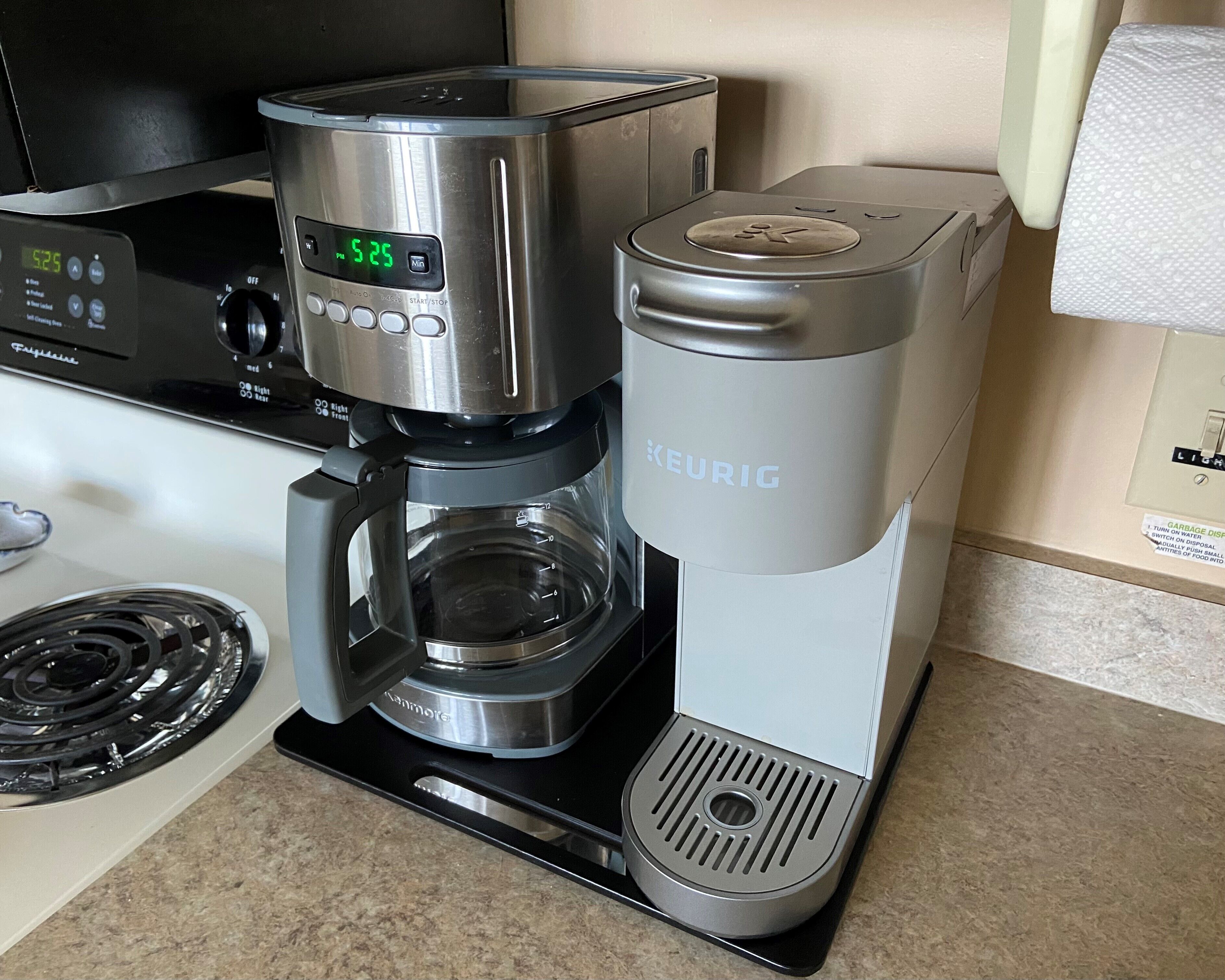 Eine Keurig Kaffeemaschine mit digitalem Display, einer Kaffeekanne und einem Wasserbehälter.