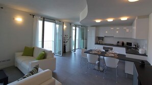 Un apartamento moderno con sala de estar, comedor y cocina.