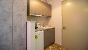 A compact kitchen with a refrigerator, sink, and cabinets. - Immaculate 1-Bed House in Zakynthos (Zakynthos)