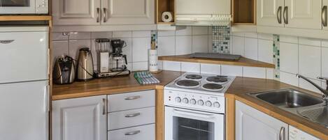 Fridge, microwave, dishwasher, cookware/dishes/utensils